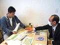 眞鍋氏（左）との意見交換の様子