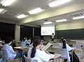 熱心に聞き入る学生
