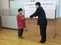 久保田代表（左）への奨励賞の授与