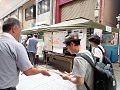 取組を説明する拠点職員