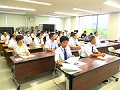 説明に耳を傾ける出席者
