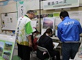 棚田ブースで棚田クイズ参加者に解説をするスタッフ