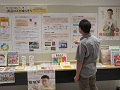 食品ロスの展示を見る来館者