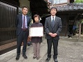 感謝状を手にする國重さん（中央）
