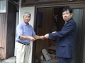 守屋地方参事官から森 徳行さん（左）に感謝状を伝達