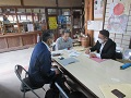 川本代表取締役（中央）との意見交換の様子