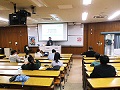 広島大学で説明する関地方参事官