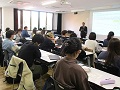講義に聞き入る学生