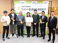 左から、生産農家のみなさまと受賞者、平谷尾道市長、添野地方参事官
