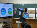 児童に「みえるらべる」を説明する吉田係長