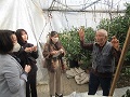 熱心に説明を聞く研修生（左から2番目）