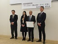 とかの元気村の皆様と近藤地方参事官(右)