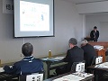 審査を行う清水地方参事官（中央）