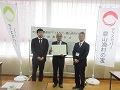 福田会長（中央）と山根副会長（右）