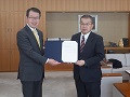引継書の手交（仙台中国四国農政局長と（独）水資源機構　冨田副理事長）小