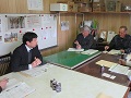 基本法の見直し等を説明する守屋地方参事官（左）