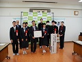 受賞された分校の皆さんと地方参事官