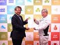 府中市長から認定書を授与