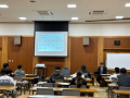 講義に聞き入る学生たち