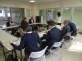 センター担当者から説明を受ける県拠点職員