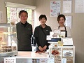 中矢氏（左）と従業員のみなさん