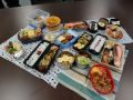 テーブルに並べた弁当