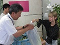 トウモロコシを受け取る職員