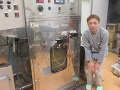 試作中の燻製機と佐藤社長