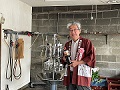 官房長賞受賞した「まるさ特選しょうゆ」を手に