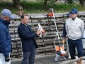実物を指しながら説明する渡壁社長