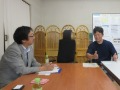 意見交換の様子:関成章取締役社長(右)