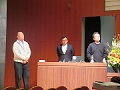 質問に答える講師
