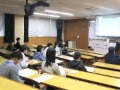 耳を傾ける学生