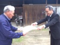 農林水産大臣感謝状を伝達 松岡仁志紀さん(左)