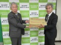 大木事務局長（左）へ引渡し
