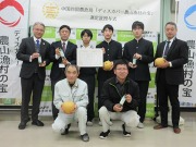 梨と「庄実梨Vinegar」を手にして記念撮影