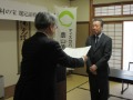 選定証を受け取る田平代表取締役