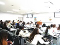 真剣に聞き入る学生