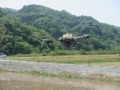 農業用ドローンで湛水直播を行っている様子