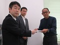 山口県農業法人協会松村正勝 会長（右側）