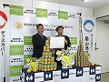 山岡代表（右）と関地方参事官