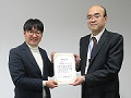 細山代表取締役（左）尾田総括農政推進官（右）