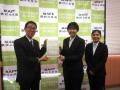 中村支局長（左）と学生の皆さん