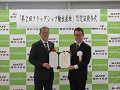 全国農業協同組合連合会岡山県本部　伍賀本部長（左）