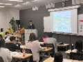 農政局職員による環境に配慮した農業についての説明