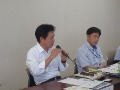 意見交換をする都築消費・安全部長