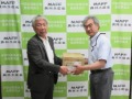フードバンクの大木氏(左)へ引渡し