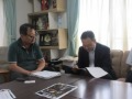 松永代表(左)から説明を受ける郷局長