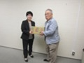 見上地方参事官(左)から団体代表へ