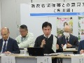 意見交換をする都築消費・安全部長